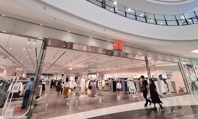 Truoc lan song tay chay du doi, cua hang H&M o Ha Noi am dam khach