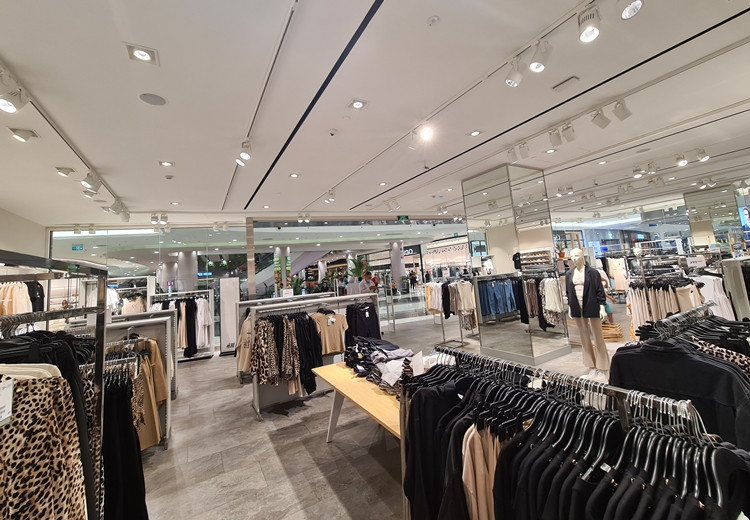 Chị Thu Năm (25 tuổi, ở Nam Từ Liêm, Hà Nội) chia sẻ: "Tôi là một người khá "cuồng" các sản phẩm của H&amp;M. Nhưng dù có yêu thích đến mấy, thì sau thông tin H&amp;M "thay đổi bản đồ online" theo yêu cầu của Trung Quốc có "đường lưỡi bò" phi pháp tôi chẳng mấy thiện cảm với hãng thời trang này nữa".