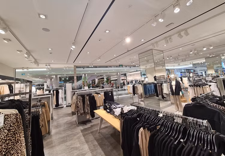 Chị Thu Năm (25 tuổi, ở Nam Từ Liêm, Hà Nội) chia sẻ: "Tôi là một người khá "cuồng" các sản phẩm của H&amp;M. Nhưng dù có yêu thích đến mấy, thì sau thông tin H&amp;M "thay đổi bản đồ online" theo yêu cầu của Trung Quốc có "đường lưỡi bò" phi pháp tôi chẳng mấy thiện cảm với hãng thời trang này nữa".