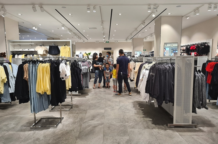 Đa phần chỉ có các gia đình đi xung quanh ngắm nghía, ít mua hàng.