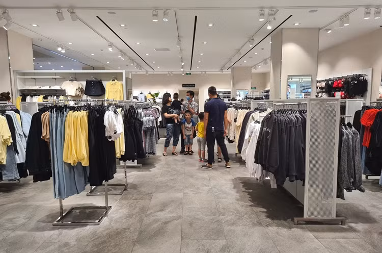 Đa phần chỉ có các gia đình đi xung quanh ngắm nghía, ít mua hàng.