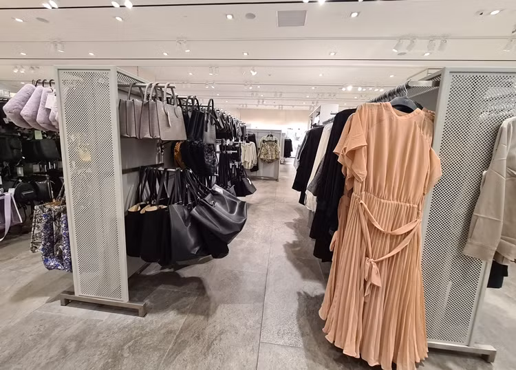 Nhiều lối đi lại bên trong store H&amp;M ở Hà Đông gần như không thấy có khách hàng.