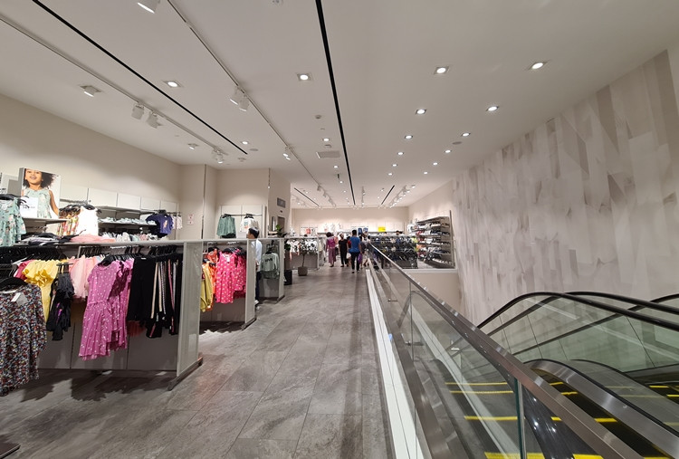 Trước làn sóng tẩy chay dữ dội, store H&amp;M ở Hà Đông (Hà Nội) ảm đạm khách hàng.