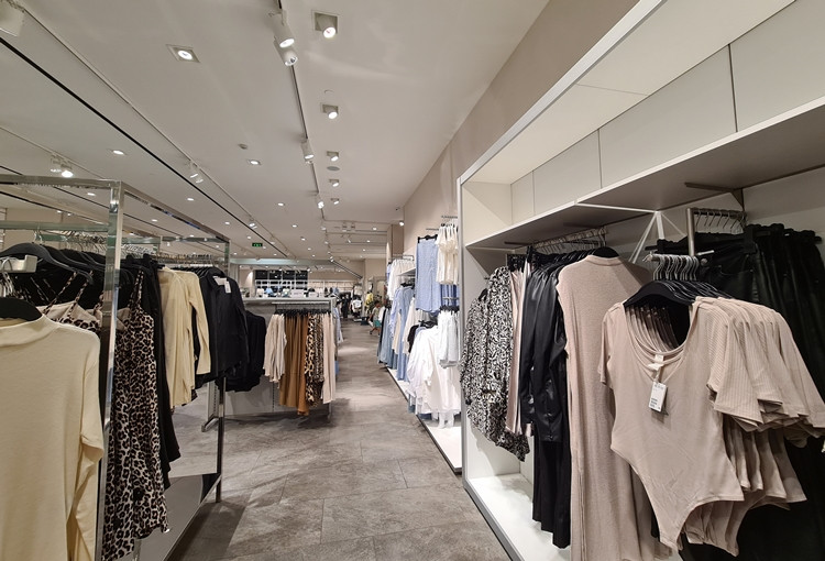 Có thời điểm ở khu vực đồ giành cho nữ giới chẳng có ai ghé vào.