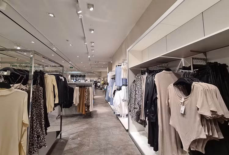 Có thời điểm ở khu vực đồ giành cho nữ giới chẳng có ai ghé vào.