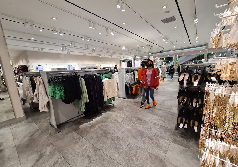 Ghi nhận của PV Tri thức và Cuộc sống, tại store H&amp;M nằm trong một trung tâm thương mại ở quận Hà Đông (Hà Nội) tối ngày 3/4, tình hình mua sắm trở nên vô cùng ảm đảm.