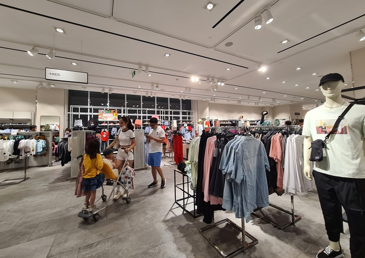 Khu vực thời trang giành cho nam giới cũng lẻ tẻ vài vị khách.