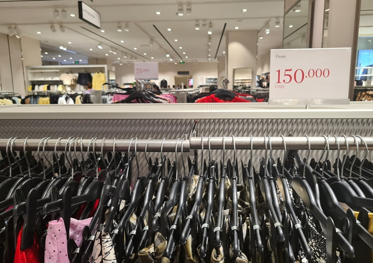 Một số sản phẩm được giảm giá nhưng chẳng thấy khách mua.