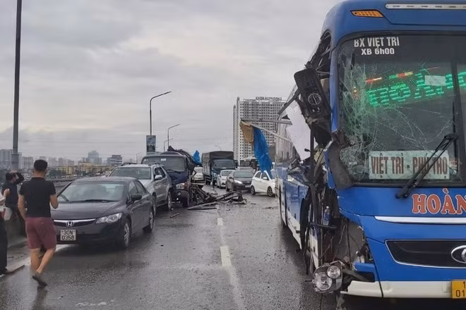 4 o to tong lien hoan, cau Thang Long ket cung ca hai chieu