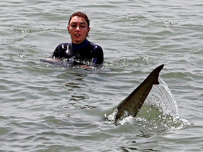 Du khach boi cung ca map bat chap canh bao o Israel-Hinh-2