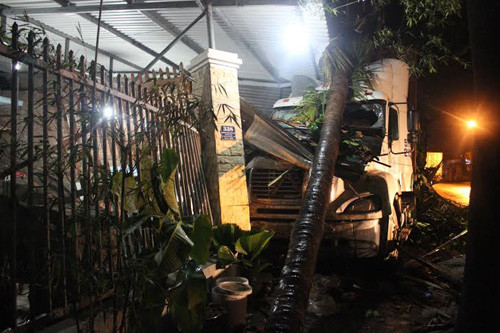 Container khung lao thang vao nha dan giua dem khuya o TP HCM-Hinh-5