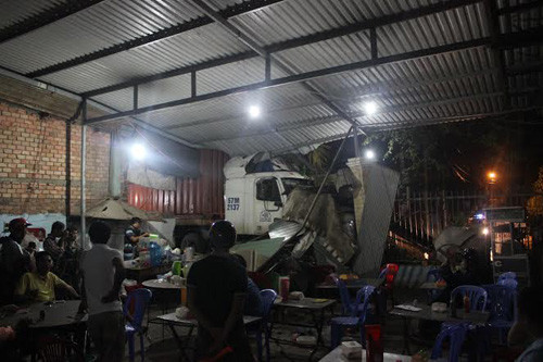 Container khung lao thang vao nha dan giua dem khuya o TP HCM-Hinh-3