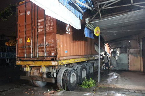 Container khung lao thang vao nha dan giua dem khuya o TP HCM-Hinh-2