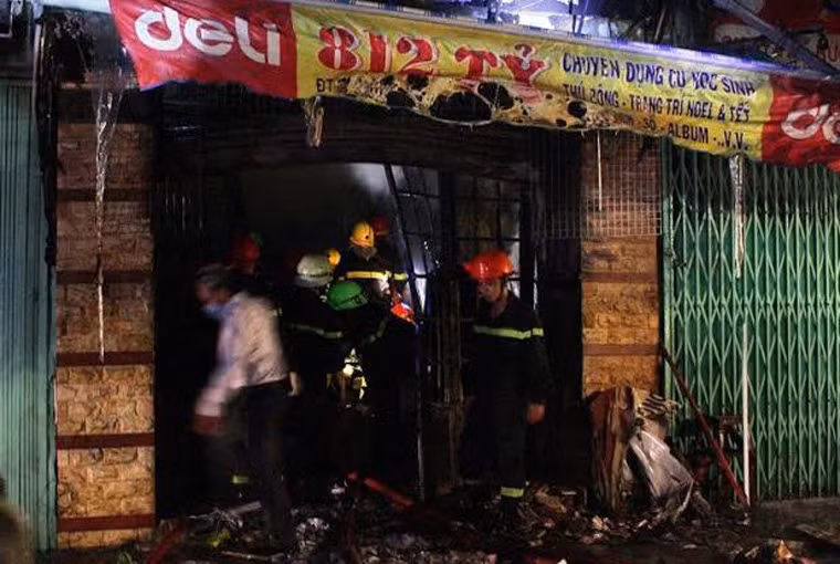 Bước đầu xác định toàn bộ tài sản trong cửa hàng đã bị thiêu rụi và cơ quan chức năng đang tiến hành điều tra làm rõ nguyên nhân.