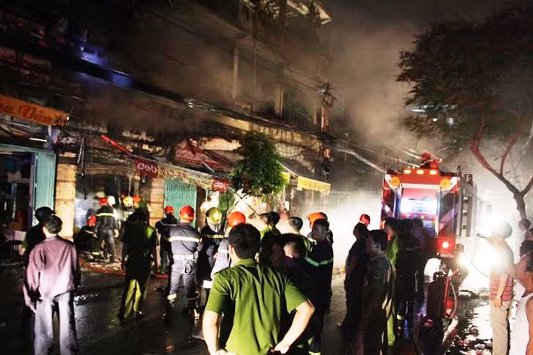 Dù lực lượng chữa cháy tại chỗ đã huy động cả chục bình chữa cháy mini nhưng không thể khống chế. Nhận được tin báo, Phòng Cảnh sát PCCC quận 6,8 (cảnh sát PCCC TP HCM) đã điều động 8 xe chữa cháy và hơn 50 CBCS đến hiện trường.