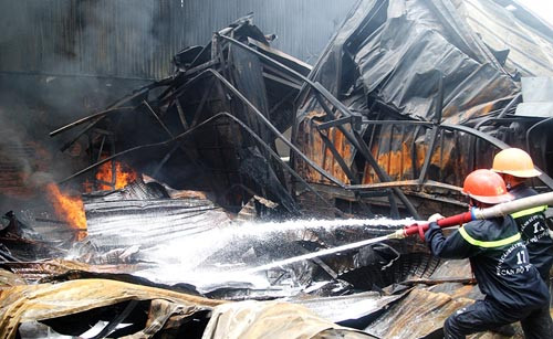 Clip hien truong tan hoang sau vu chay kinh hoang o Long An