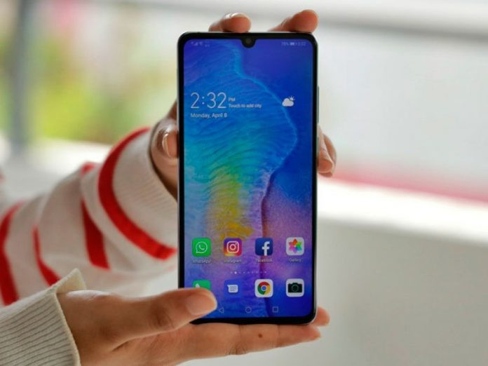 Là nạn nhân chịu thiệt hại nặng nề của cuộc chiến thương mại Mỹ – Trung, Huawei từng đứng trước nguy cơ bị bóp nghẹt đường thở, bằng việc dừng cấp quyền sử dụng hệ điều hành Android, quyền truy cập vào Google Play, cũng như các sản phẩm khác của Google. Không chỉ Google, mà các nhà sản xuất lớn khác: ARM, Intel, Qualcomm, Broadcom… nguồn cung cấp chip SoC, modem kết nối mạng di động và rất nhiều linh kiện quan trọng khác, cũng được lệnh phải đồng loạt “rút ván” với Huawei. Đây chắc chắn đòn "chí tử" đối với Huawei.