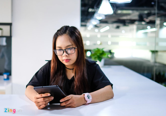 Thiết kế của máy sử dụng mặt lưng kim loại, độ dày khoảng 8 mm. Thiết bị này mang đến cảm giác cầm nắm đầm tay và không có tình trạng ọp ẹp.