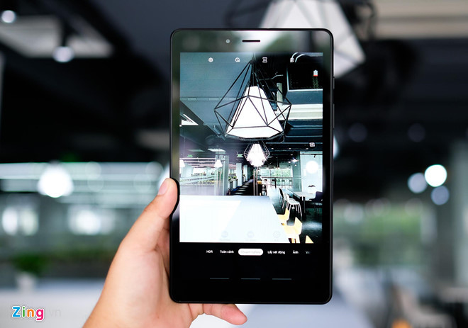 Samsung Galaxy Tab A 8.0 có camera sau 8 MP hỗ trợ tự động lấy nét và camera trước 2 MP để đàm thoại video. Camera của máy cho chất lượng không cao, ảnh có tình trạng bị noise nếu chụp trong điều kiện ánh sáng yếu.