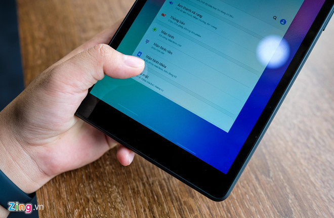 Việc loại bỏ nút Home và logo ở mặt trước phần nào giúp tăng diện tích hiển thị, tỷ lệ màn hình trên khung máy. Tuy nhiên, viền màn hình của model này vẫn còn khá dày.