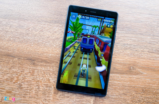 Bên cạnh đó, sản phẩm được trang bị vi xử lý Qualcomm Snapdragon 429 lõi tứ tốc độ 2.0 GHz cùng với RAM 2 GB và bộ nhớ trong 32 GB, có khe cắm thẻ nhớ ngoài để mở rộng dung lượng tới tối đa 512 GB. Viên pin có dung lượng 5.100 mAh. Theo Samsung, viên pin trên máy có thể gọi điện 40 giờ hoặc 10 giờ xem phim.