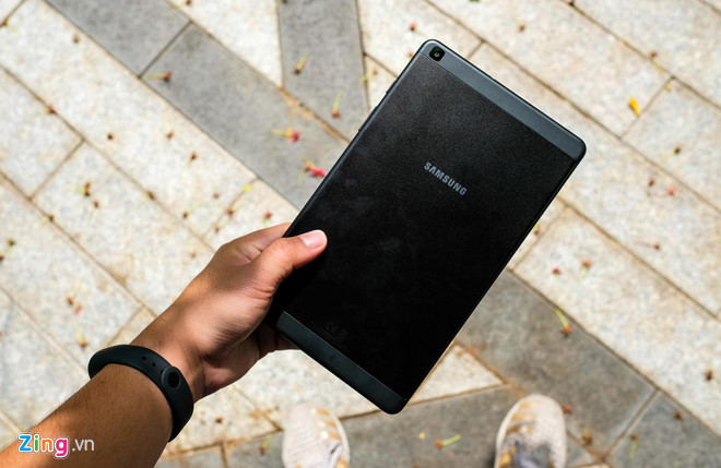 Với mức giá 3,7 triệu đồng, Samsung Galaxy Tab A 8.0 sẽ cạnh tranh với các đối thủ như Huawei MediaPad T3 8.0 hay Lenovo Tab E10 TB-X104L.