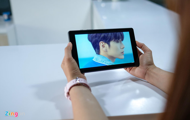 Galaxy Tab A 8.0 có màn hình 8 inch, độ phân giải 1.280 x 800. Thiết bị này dùng tấm nền TFT, cho khả năng hiển thị ở mức khá, góc nhìn không quá rộng và độ sáng thấp.