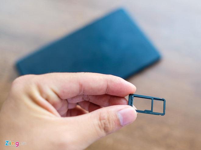 Là "điện thoại bảng" nên Samsung trang bị cho sản phẩm này khe cắm nano SIM tương thích mạng LTE 4G và loa thoại để gọi điện như các smartphone thông thường. Máy cũng được trang bị loa kép, có giắc âm thanh 3,5 mm và cổng sạc microUSB.