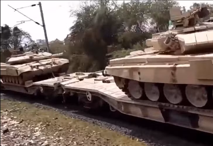 Về hỏa lực, chúng được trang bị pháo nòng trơn 2A46M 125mm, bản nâng cấp của kiểu pháo chống tăng Sprut đã từng xuất hiện trên các mẫu T-72 và T-80.