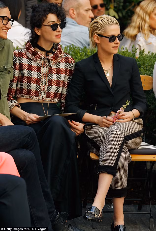 Ngôi sao "Chạng vạng" vẫn với style nam tính yêu thích, mái tóc vàng chải ngược còn bạn gái cô, nữ ca sĩ 34 tuổi mặc áo crop top cùng quần ống rộng.