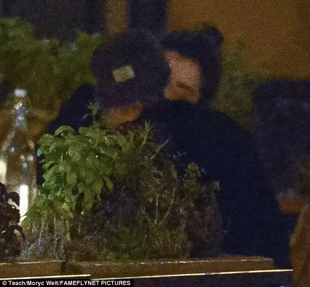 Nữ diễn viên 26 tuổi và bạn tình đồng giới 34 tuổi hẹn hò nhau đi ăn tối và họ dường như không thể rời được nhau suốt buổi đi chơi.