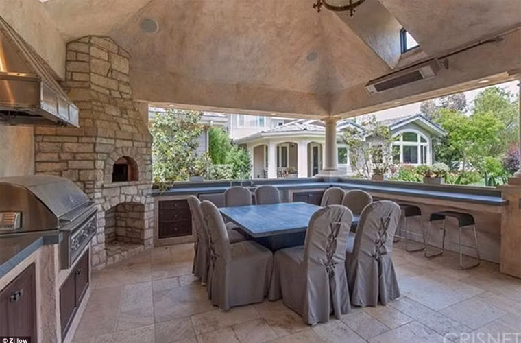 Ben trong biet thu 7 me con Angelina Jolie o khi ly hon-Hinh-10