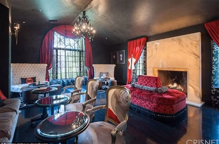 Ben trong biet thu 7 me con Angelina Jolie o khi ly hon