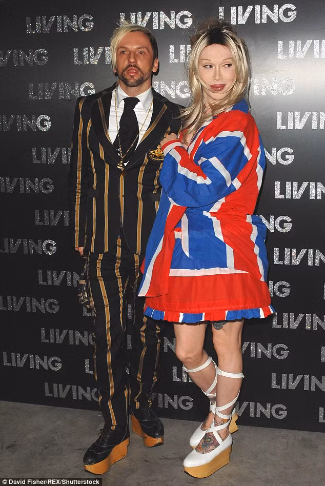 Năm 2007 sau khi ly hôn với vợ, Pete Burns chung sống với bạn trai đồng giới, Matthew Simpson. (Ảnh: REX).