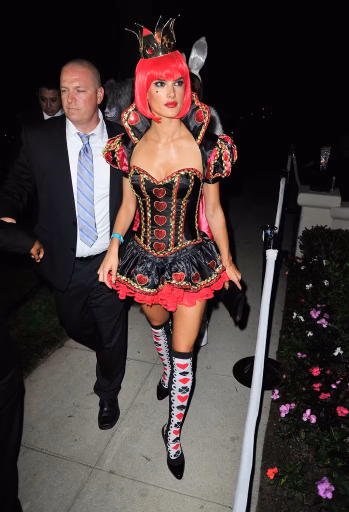 Người mẫu Alessandra Ambrosio biến thành Nữ hoàng Trái tim xinh đẹp trong một bữa tiệc Halloween 2013. (Ảnh: INF)