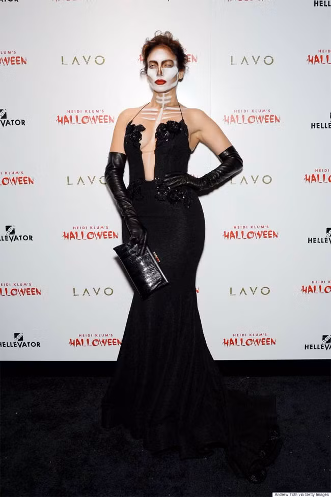 Dù hóa trang thành một bộ xương khô nhưng Jennifer Lopez vẫn quá quyến rũ trong chiếc váy đen hở ngực ở tiệc Halloween 2015. (Ảnh: Getty Images).