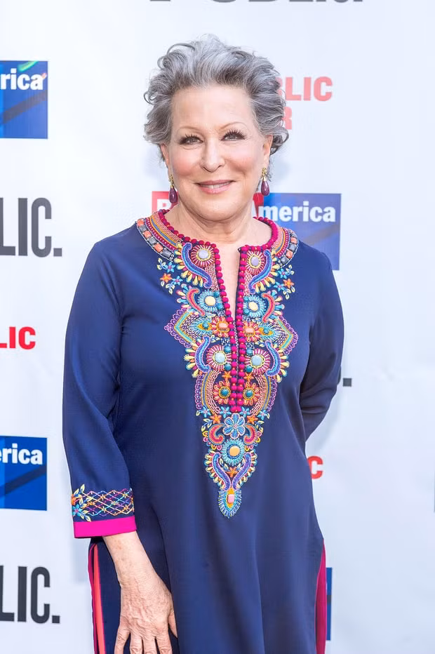 Nữ ca sĩ đoạt giải Grammy Bette Midler đã bị Trump chê cả khuôn mặt lẫn thân hình xấu xí vì dám gọi ông là “kiến trúc sư phá sản ở West Side và chê mái tóc của ông.