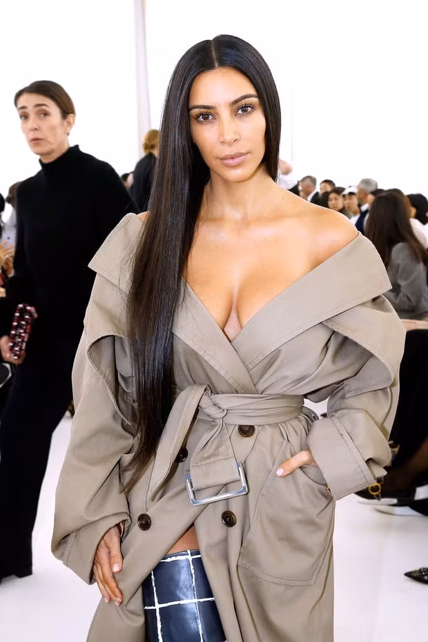 “Tôi đã biết cô ấy nhiều năm rồi. Cô ấy thật sự đẹp”, mặc dù vậy Trump vẫn phải “chua” một câu về thân hình đồ sộ lúc đang mang thai của Kim Kardashian: “Tôi không nghĩ cô nên mặc như kiểu cô chỉ nặng có 55kg vậy”.