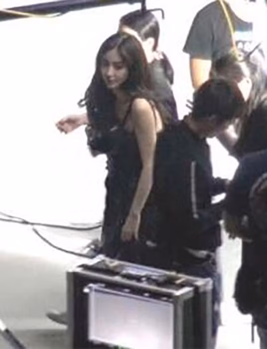 Angelababy lo anh bung bau to o hau truong chup hinh-Hinh-3