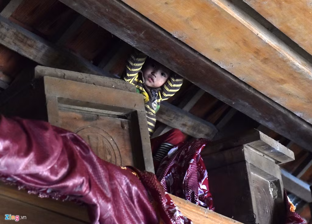 "Đêm cháu không ngủ được vì tiếng mưa gõ liên tục trên mái ngói. Cháu lúc nào cũng lo nước ngập lên đến chỗ nằm, rồi không có gì ăn như trận lụt năm 2010", Hà nói.