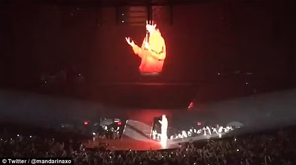 Justin Bieber vut mic bo san khau khi bi khan gia la o