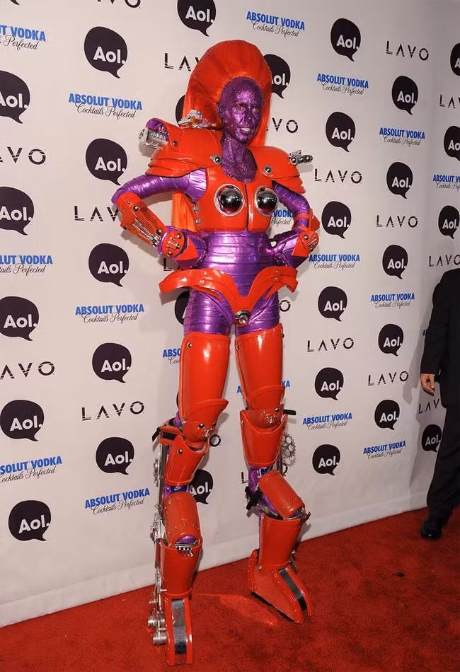 Một trong những bộ trang phục Halloween kỳ dị nhất là bộ trang phục robot của Heidi Klum trong tiệc Halloween 2010 ở New York. (Ảnh: Getty).