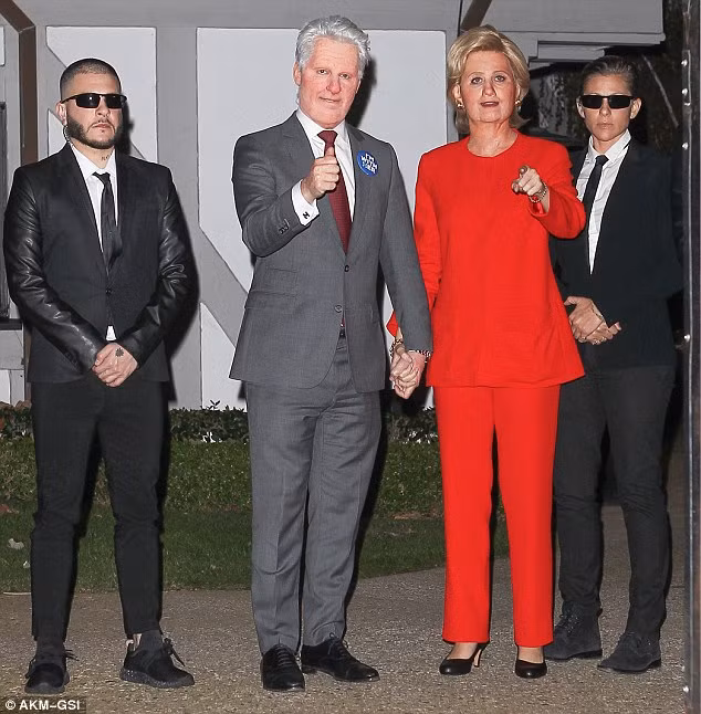 Giọng ca Firework còn chọn một bộ quần áo màu đỏ y hệt của bà Hillary còn người bạn của cô thì được hóa trang y hệt cựu tổng thống Bill Clinton. 