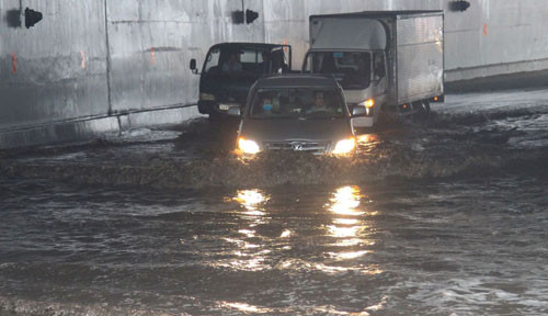 Lanh dao Khu 2 noi gi ve su co “oto lop ngop qua ham chui” My Thuy?-Hinh-3