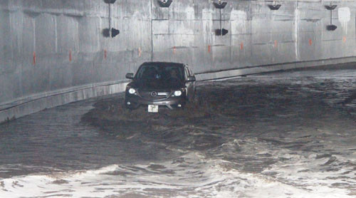 Lanh dao Khu 2 noi gi ve su co “oto lop ngop qua ham chui” My Thuy?-Hinh-4