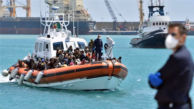 Lat thuyen cho dan di cu, hang tram nguoi co the da chet
