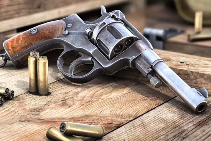 Khẩu súng ổ xoay nổi tiếng Nagant-M1895, với ổ đạn 7 viên. Súng rất bền và có cơ chế hoạt động khác biệt với các loại súng ổ xoay khác, giúp đạn bắn ra với gia tốc mạnh hơn.