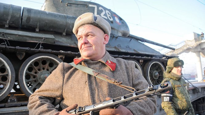 Thỏa thuận chuyển giao lại xe tăng T-34 cho Nga được ký trong chuyến thăm Lào của Bộ trưởng Bộ Quốc phòng Sergei Shoigu tháng 1/2018. Theo nguồn tin của Interfax, Lào bàn giao xe tăng cho Nga mà không cần bất kỳ một khoản phí nào. Đây là một hành động thể hiện tình hữu nghị vì Lào đang là đối tác của Nga trong hợp tác kỹ thuật quân sự.