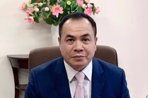 Nguyễn Hồng Hà (sinh năm 1964, nguyên cán bộ Tổng Lãnh sự quán Việt Nam tại Osaka, Nhật Bản) bị khởi tố ngày 4/10;