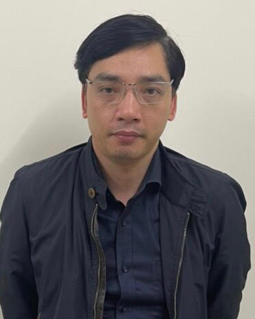 Bị can Lê Tuấn Anh (SN 1982, quê quán Hưng Yên), nguyên Chánh Văn phòng Cục Lãnh sự, Bộ Ngoại giao bị khởi tố ngày 27/1;